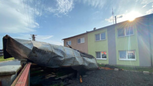 Větrná smršť řádila v Oticích na Opavsku, vítr zničil 10 střech, dalších 20 poškodil